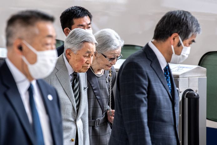 Akihito e Michiko arrivano alla stazione di Tokyo per prendere il treno per Kyoto.