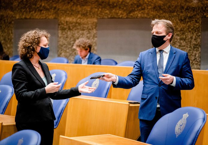 Renske Leijten (SP) en Pieter Omtzigt (CDA) tijdens een debat over het aftreden van het kabinet naar aanleiding van de toeslagenaffaire.