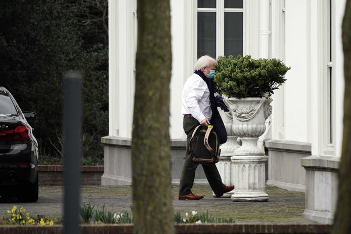 Jaap van Dissel directeur van het Centrum Infectieziektebestrijding van het RIVM arriveert bij het Catshuis.