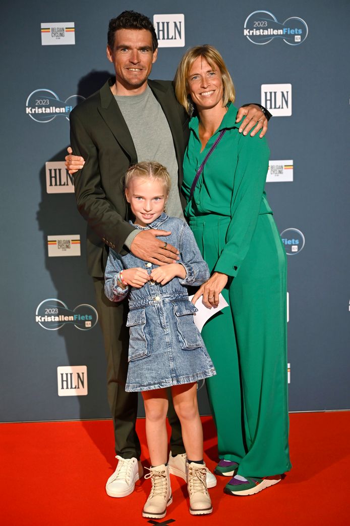 De afscheidnemende Greg Van Avermaet met Ellen en dochter Fleur.