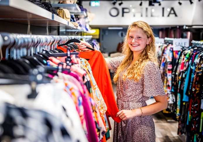 Pauline Snel in haar nieuwe kledingwinkel aan de Voorstraat.