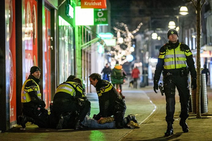 Een relschopper wordt aangehouden in Enschede.