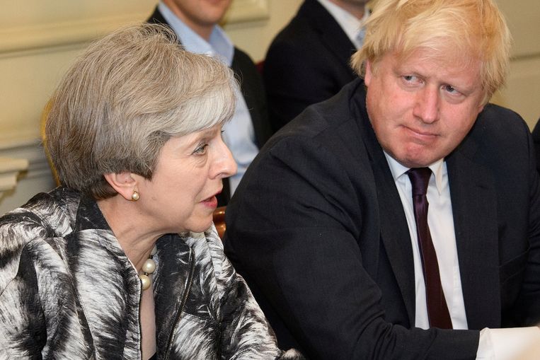 Huidig Brits premier Theresa May en Boris Johnson, de man die het meeste kans maakt om haar op te volgen. Beeld Thomson Reuters