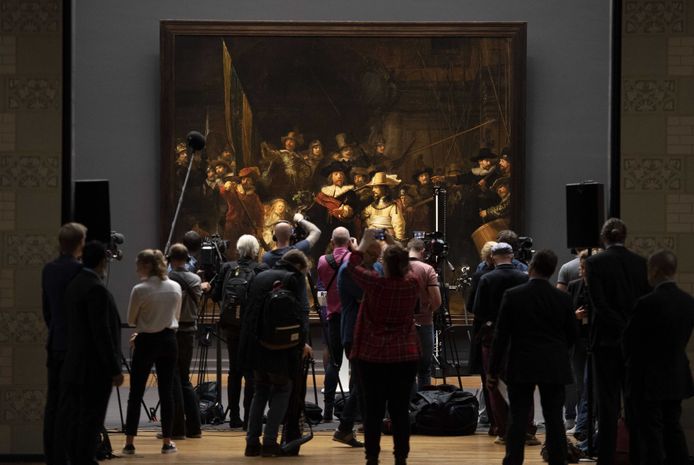 Directeur Taco Dibbits van het Rijksmuseum kondigt onder grote belangstelling aan dat De Nachtwacht, van Rembrandt gerestaureerd gaat worden.