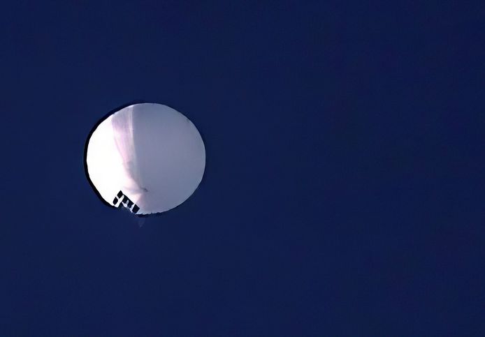 Beeld van de Chinese spionageballon die hoog boven het plaatsje Billings in de Amerikaanse staat Montana vliegt.