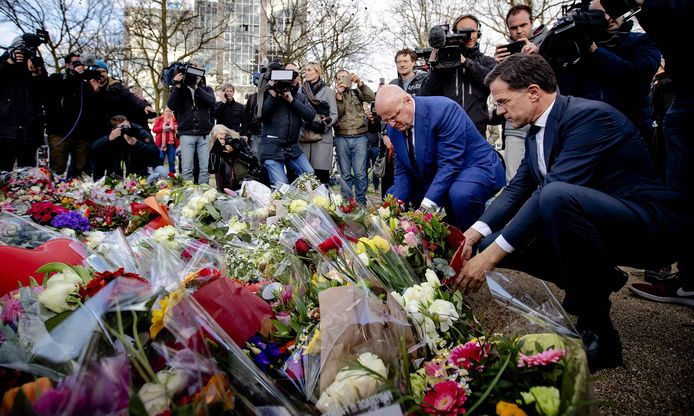 Nederlands premier Mark Rutte legt bloemen neer.