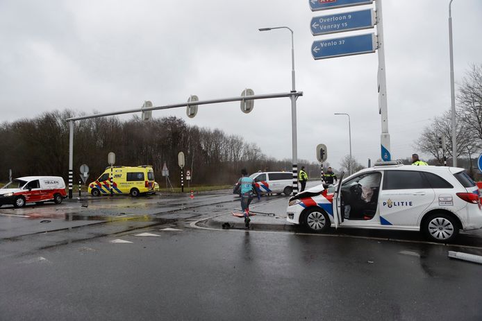 Op de Sint Anthonisweg in Boxmeer zijn een bestelwagen en politiewagen op elkaar gebotst.