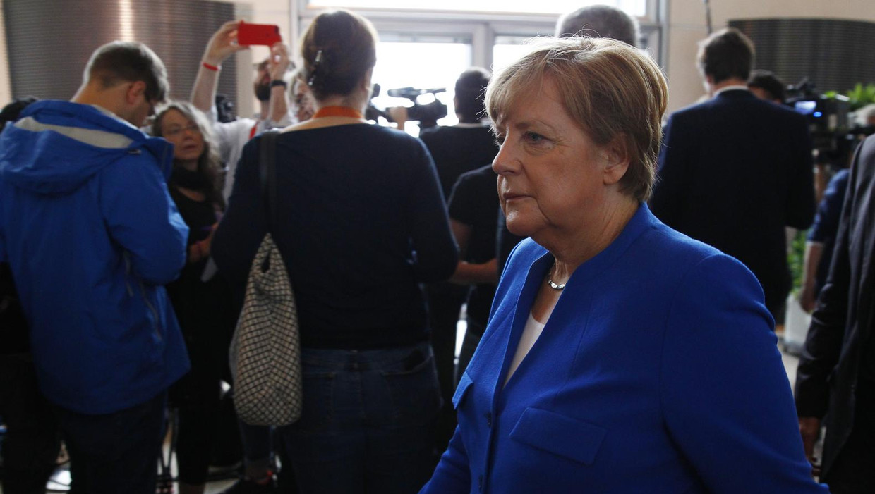 Angela Merkel loopt weg na een persconferentie over de aanvaarding door het Duitse parlement van het homohuwelijk, 30 juni. Beeld getty