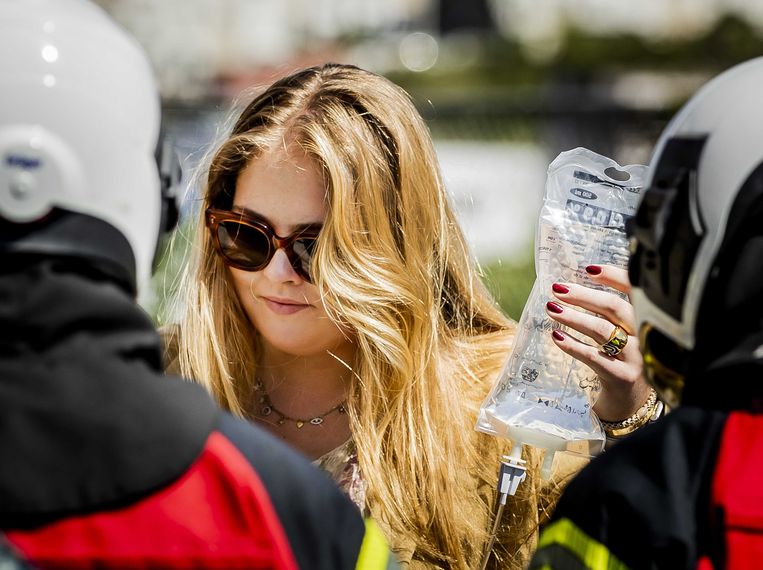 Prinses Amalia houdt een infuuszak vast tijdens een rampenoefening op Sint-Maarten. Beeld ANP