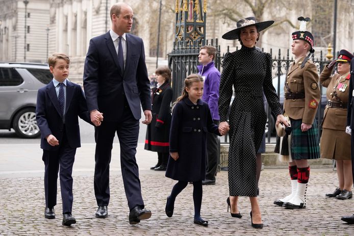 Le prince Charles, Kate Middleton et leurs enfants arrivent à la cérémonie en hommage au prince Philip.