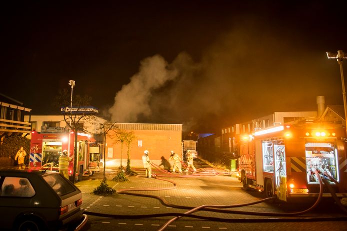 De brandweer rukte vanmorgen uit naar de Gageldijk in Maarssen vanwege een brand in een bedrijfsloods.