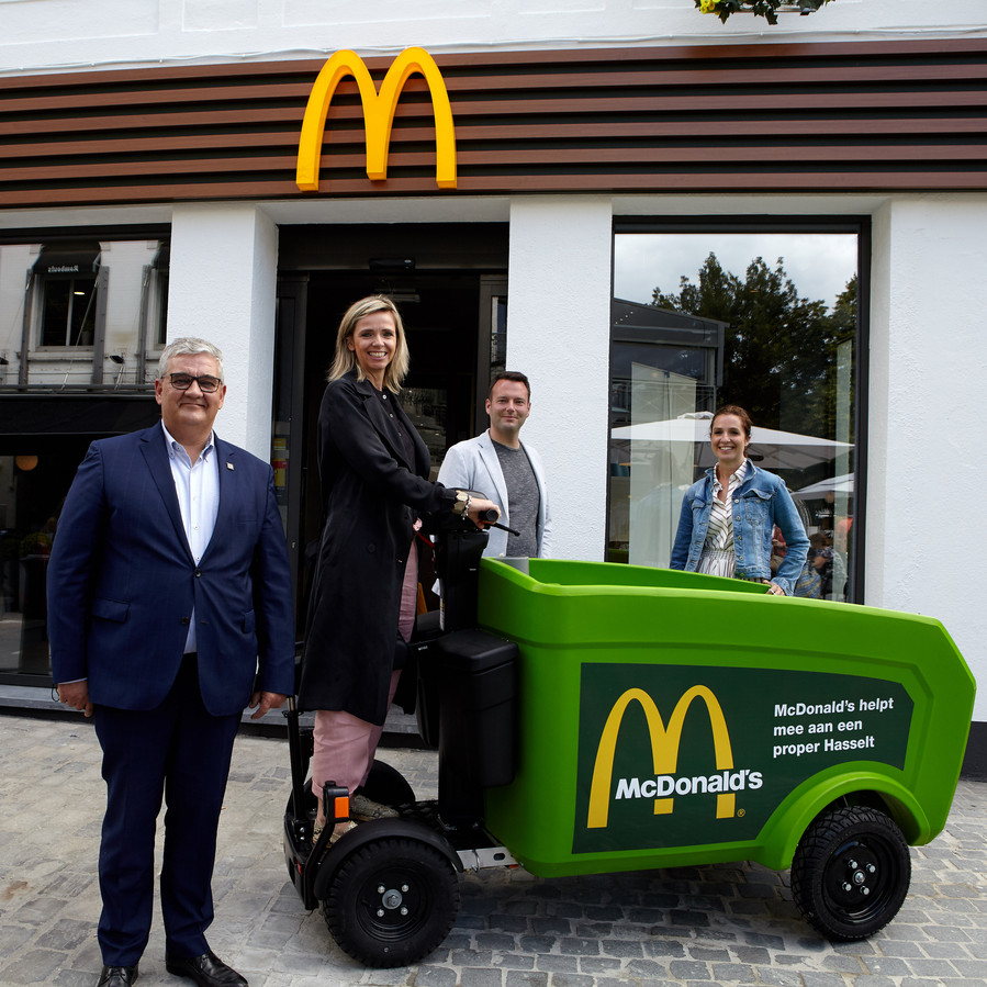 De gloednieuwe McDonald's van franchisenemer An-Sofie Hendrikx (links) werd al goedgekeurd door burgemeester Steven Vandeput (links) en schepenen Rik Dehollogne en Laurence Libert (rechts).