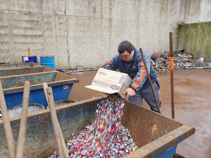 Thijs Brosens ging woensdag samen met zijn vader Jan voor de eerste keer naar Van den Broeck Recycling in Oud-Turnhout. Hij bracht er maar liefst 840 kilogram blikjes en dopjes binnen en kreeg daarvoor zo'n 500 euro.