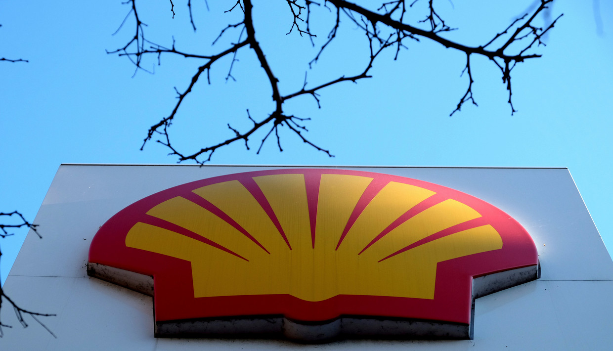 Het logo van Shell bij een benzinestation in Londen.  Beeld AP