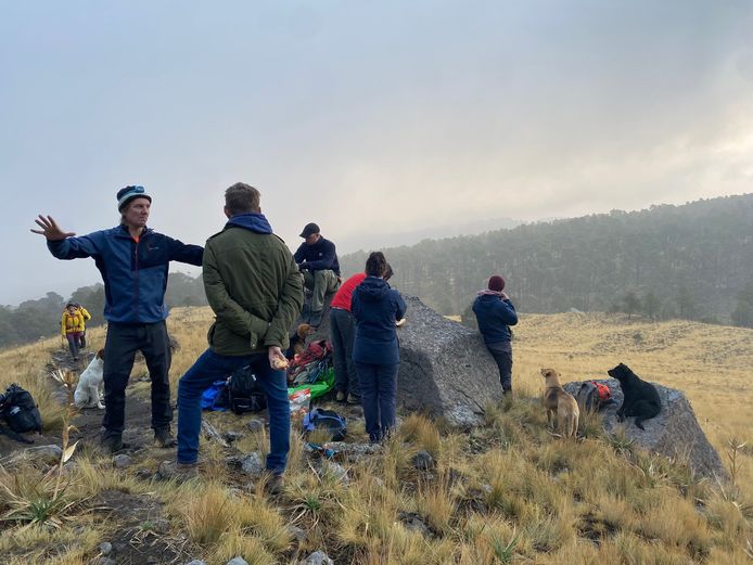 Coen van den Akker (l) vertelt tijdens de tocht vol bravoure zijn levensverhaal.