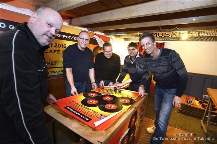 Aalt Kompagne, Dinant Besselink, Dick Loman, Jan ter Beek en Wijnand Reijerink zij al druk bezig met het plakken van de posters 'Alle 10 goed'
