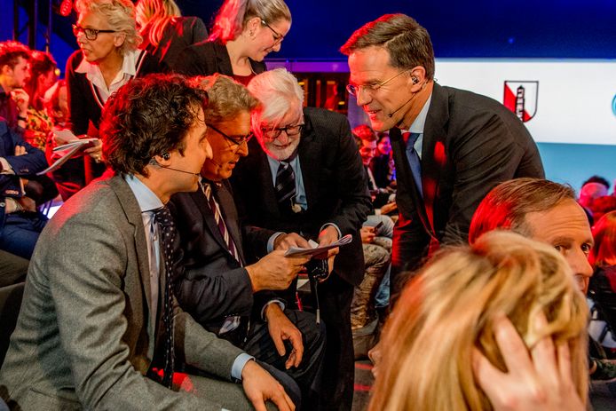 Jesse Klaver (GroenLinks) en Mark Rutte (VVD) hebben een onderonsje voorafgaand aan het NOS-televisiedebat.