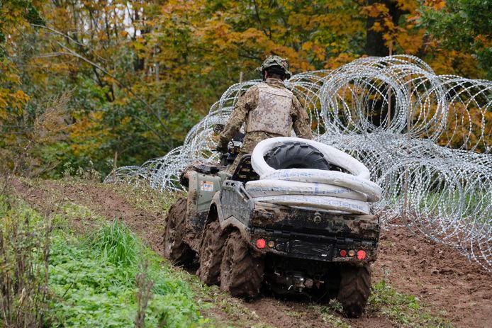 Ook het buurland Letland werkt aan een hek aan de grens met Wit-Rusland. In eerste instantie zal meer dan 37 kilometer prikkeldraad uitgerold worden.