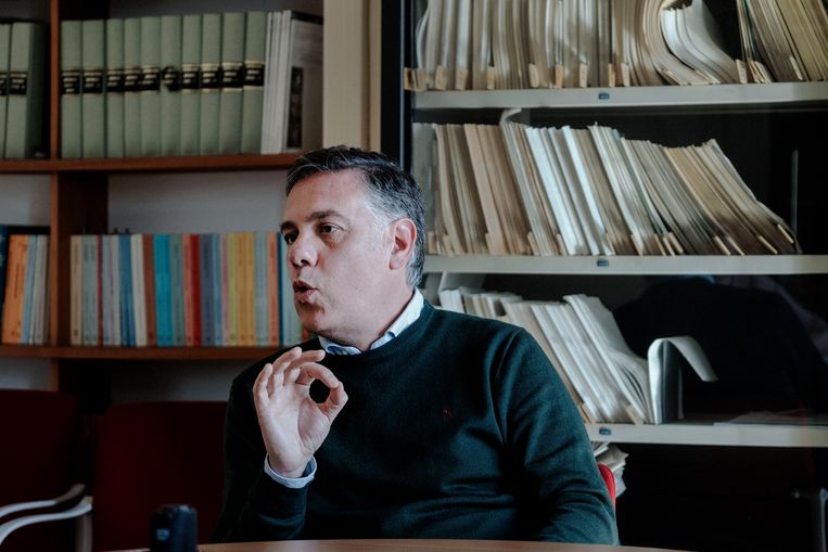 Hoogleraar Alberto Continella: 'De hogere temperaturen maken een wezenlijk verschil voor de gevoeligere gewassen, zoals bijvoorbeeld de mango.' Beeld Merlin Daleman