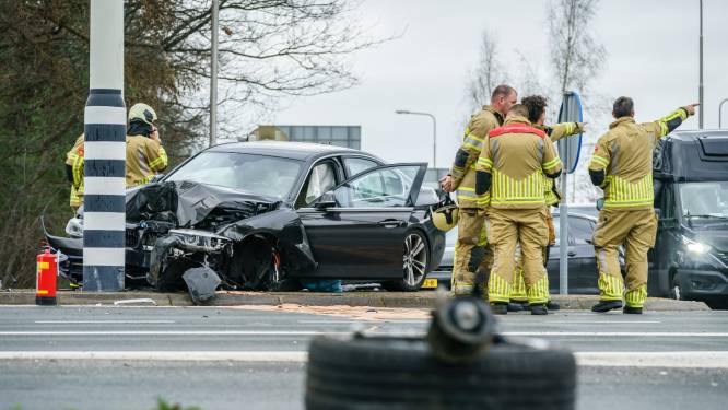 Automobilist verliest macht over het stuur en knalt tegen verkeerslicht in Zeist 