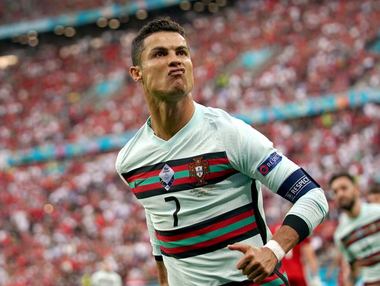 Cristiano Ronaldo is sinds zijn treffers tegen Hongarije van dinsdag EK-topscorer aller tijden met 11 doelpunten. Beeld HUGO DELGADO/EPA