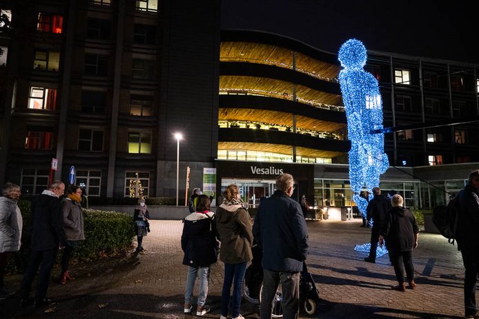 Grote Willi bracht een ode aan de zorg aan het wzc Vesalius in Brasschaat.