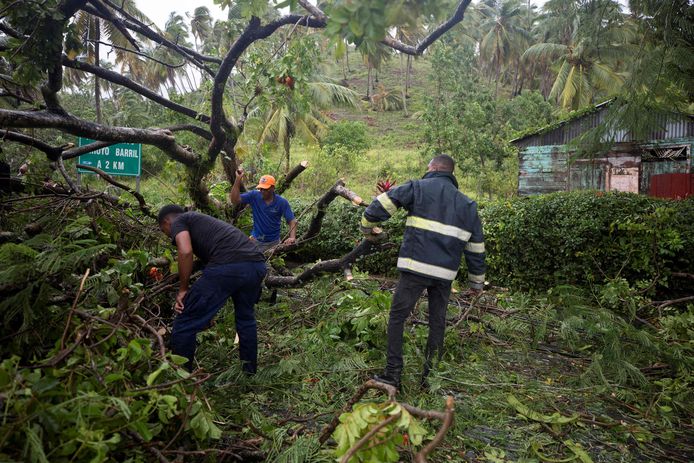 Reddingswerkers maken een snelweg vrij in de Dominicaanse Republiek.
