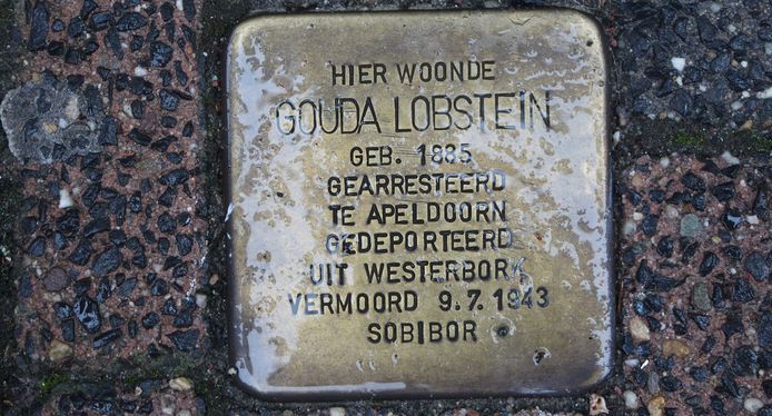 De Stolperstein voor de ingang van de tijdelijke bieb, herinnerend aan Gouda Lobstein (1885-1943) die door de nazi's in Sobibor is vermoord.