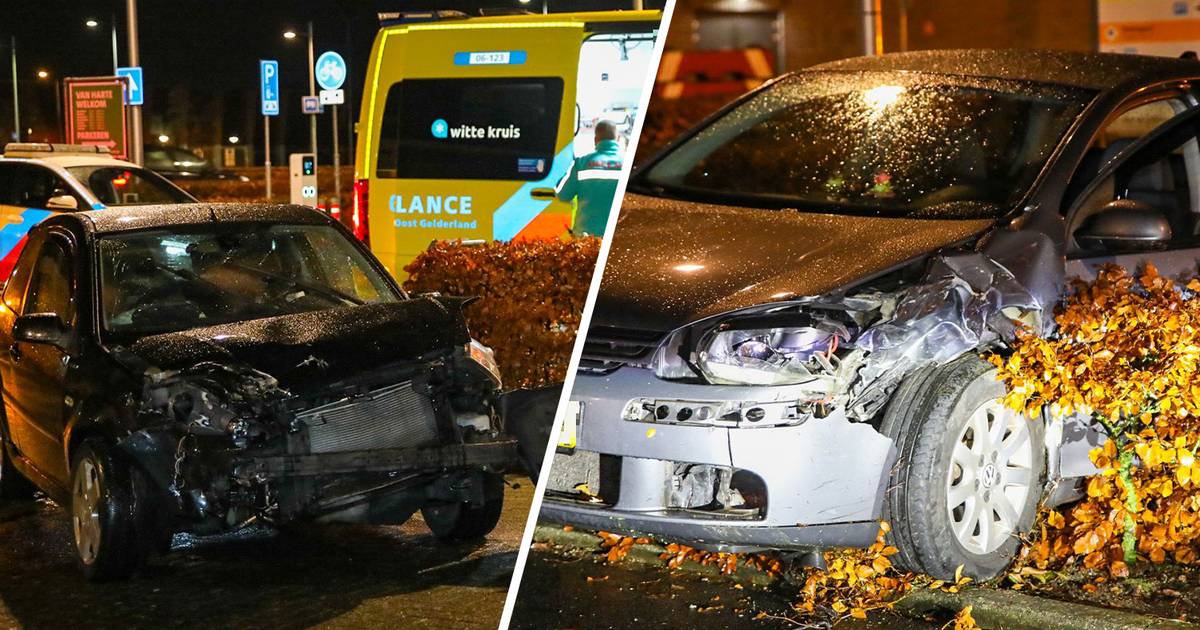 Bizar ongeval in Apeldoorn: autos botsen hard op elkaar op vrijwel lege parkeerplaats.