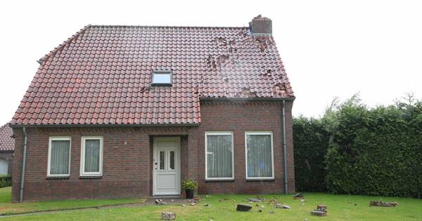 Schoorsteen en deel van dak beschadigd na blikseminslag in Duizel