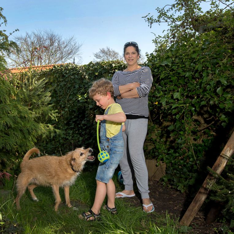 Melany Brunings met haar zoon en hond in de tuin in Lutjewinkel. Beeld Maartje Geels