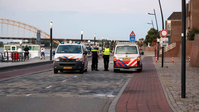 Bewoners vrezen nieuwe overlast op Waalkade: auto's kunnen makkelijk over ‘boterzachte’ bussluis