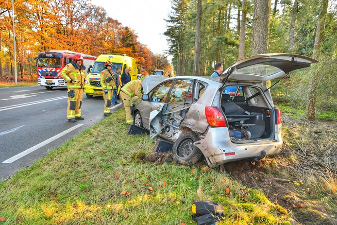 Een automobiliste is donderdagochtend gewond geraakt bij een ongeval op de Valkenswaardseweg (N396) bij Leende.