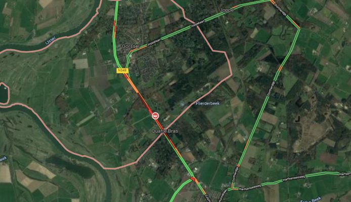 Door het ongeluk in Gorssel is op de N348 een flinke file ontstaan. De weg is voorlopig dicht.