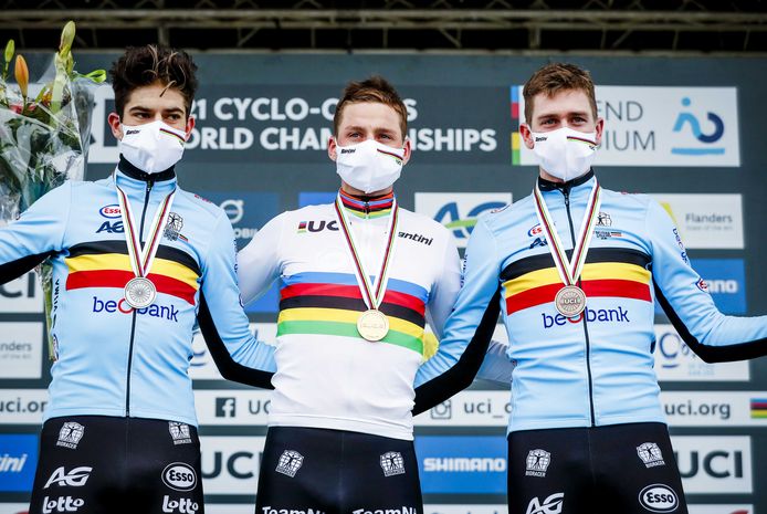 Mathieu van der Poel op het podium tussen de Belgen Wout van Aert en Toon Aerts.