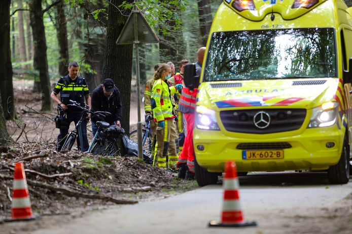 Een fietser is zaterdagmiddag zwaargewond geraakt na een val in het bos bij Apeldoorn.