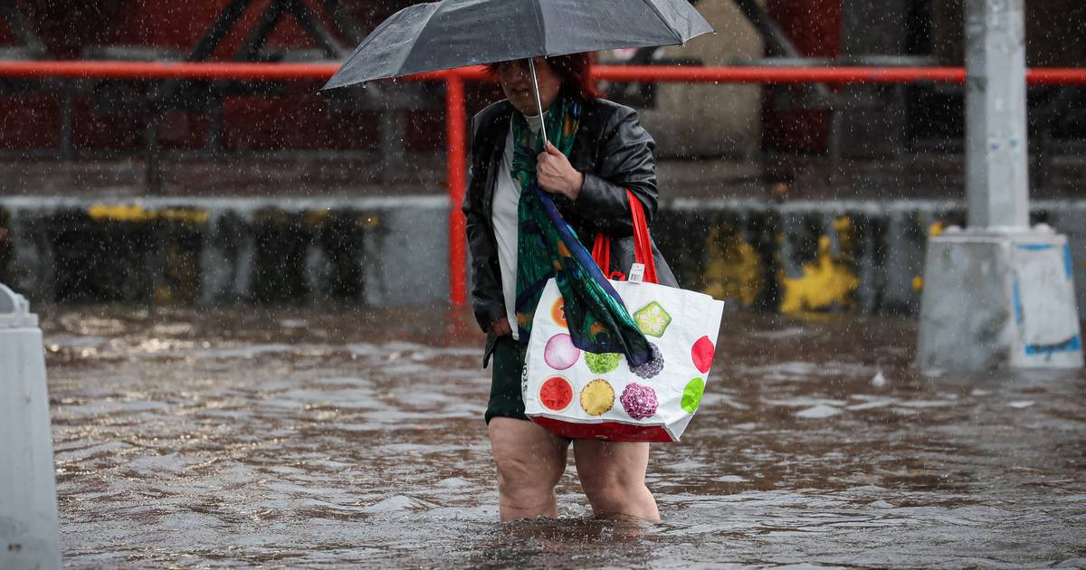 Extreme regenval teistert New York: straten en metrostations ...