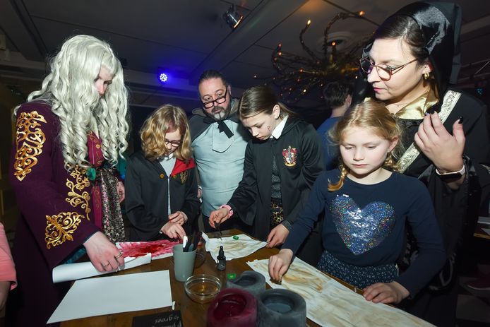 #NLBEELD# GEERTRUIDENBERG - Magiërs in opleiding leren hoe ze perkament moeten maken. Foto: Casper van Aggelen / Pix4Profs