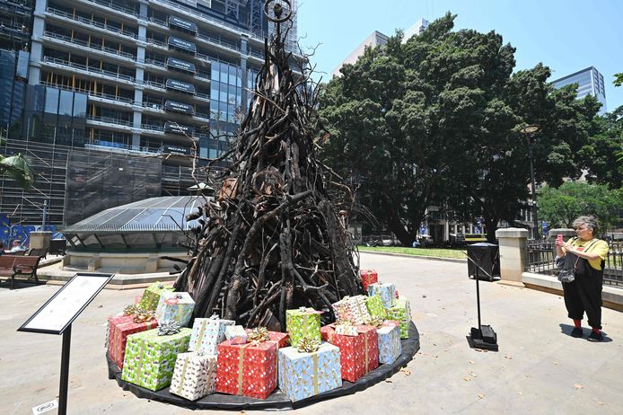 Een ‘verbrande kerstboom’ in Sydney als protestactie.