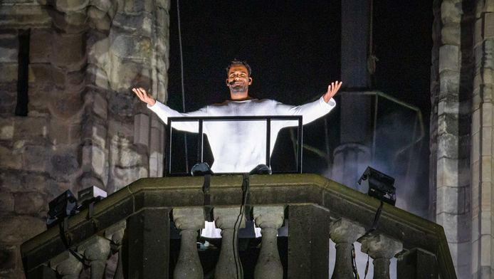 Edwin Jonker als Jezus bovenop de Grote Kerk in Dordrecht tijdens The Passion.