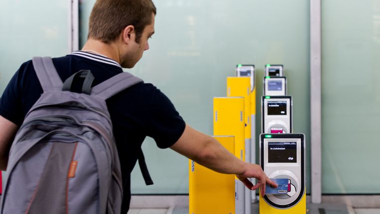OV Chipkaart-scanners van de Nederlandse Spoorwegen op het Station Utrecht Centraal. Beeld anp