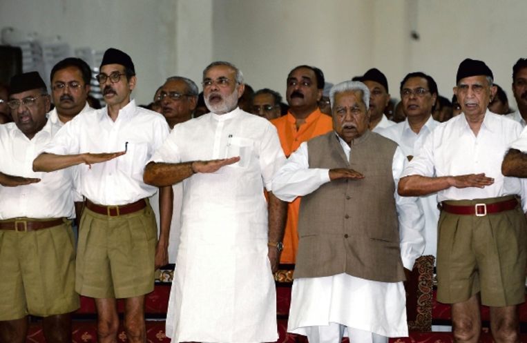 Minister-president van de deelstaat Gujarat, Narendra Modi (derde van links) werd beschuldigd van genocide. ( FOTO AFP ) Beeld AFP