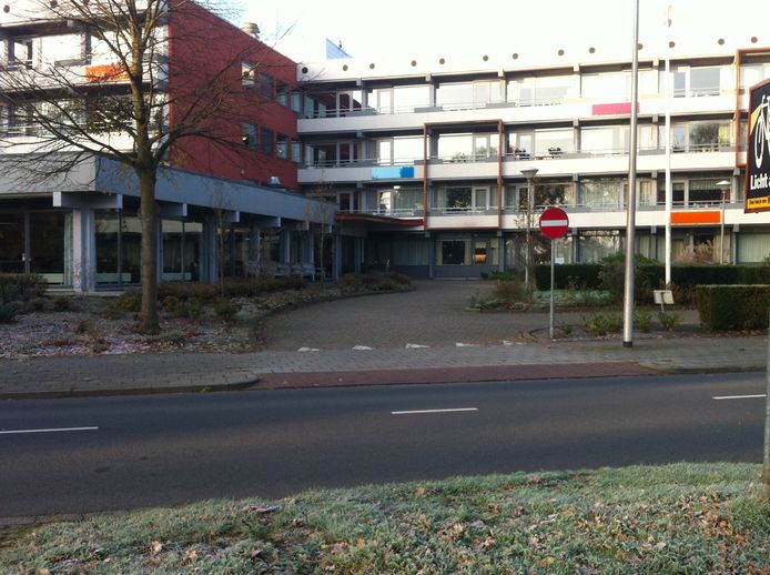 Bewoners, personeelsleden en vrijwilligers van De Blenke eisen een veilige oversteek bij het woon-/zorgcentrum in Hellendoorn.