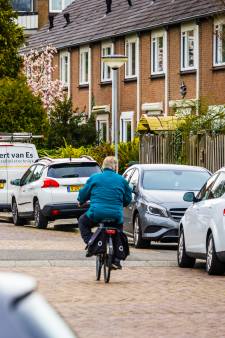 Moet deze wijk nu ook geloven aan betaald parkeren? Inwoners zetten hakken in het zand: ‘Geldklopperij!’