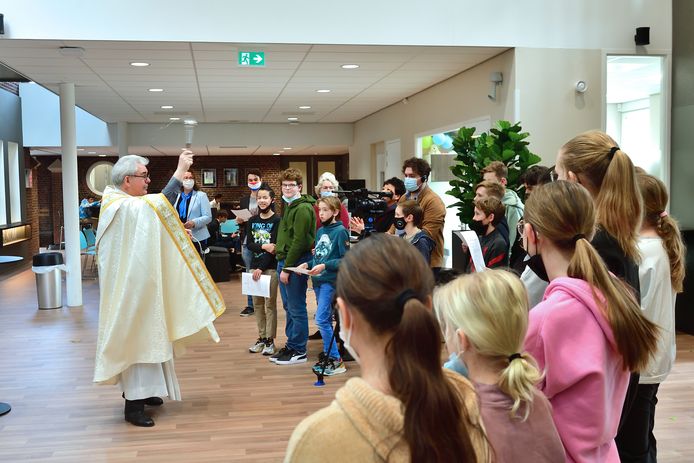 Mavo-leerlingen krijgen een zegening van diaken Titus Frankemolle