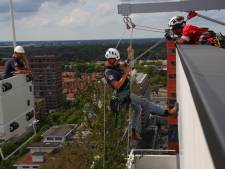 Deze vliegende tuinmannen snoeien in Eindhoven even wat plantjes op 70 meter hoogte