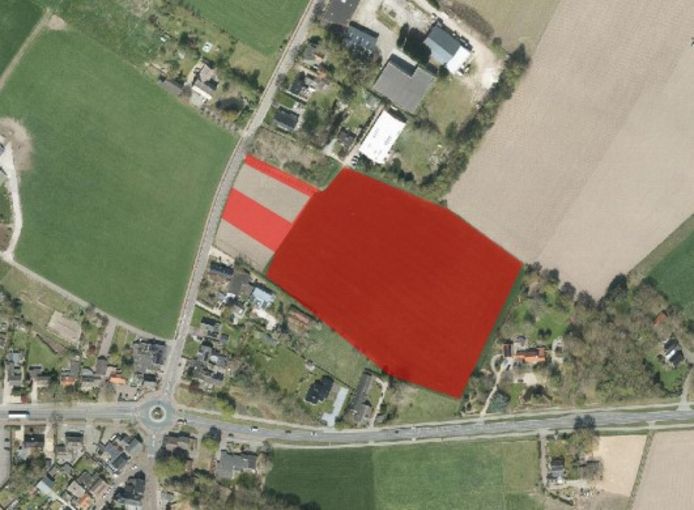 In het donkerrood is de grond aangegeven waarop de 60 woningen gebouwd moeten worden