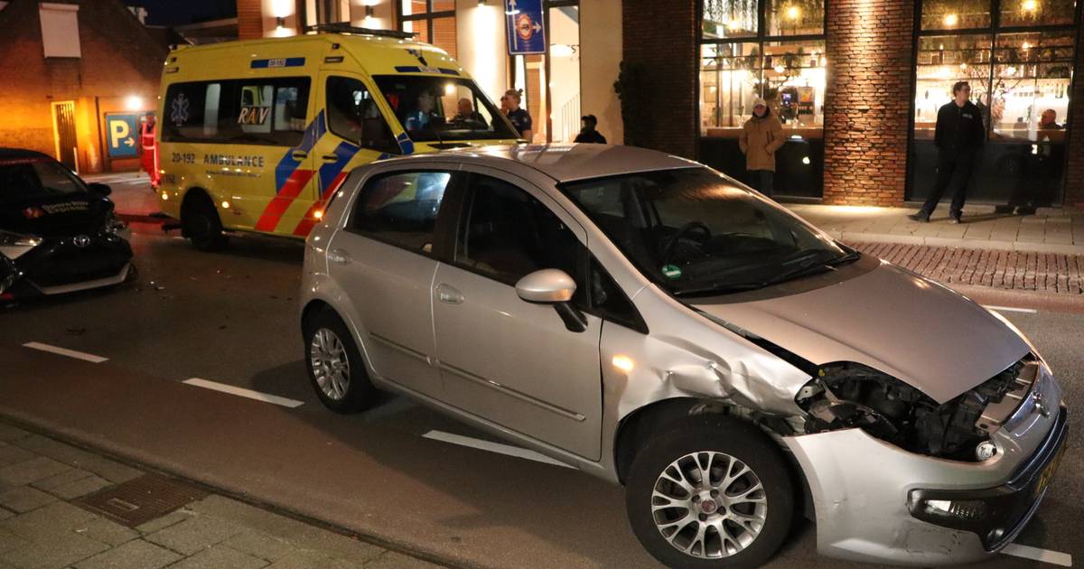 Flinke botsing bij supermarkt in Kaatsheuvel: twee auto’s in de prak.