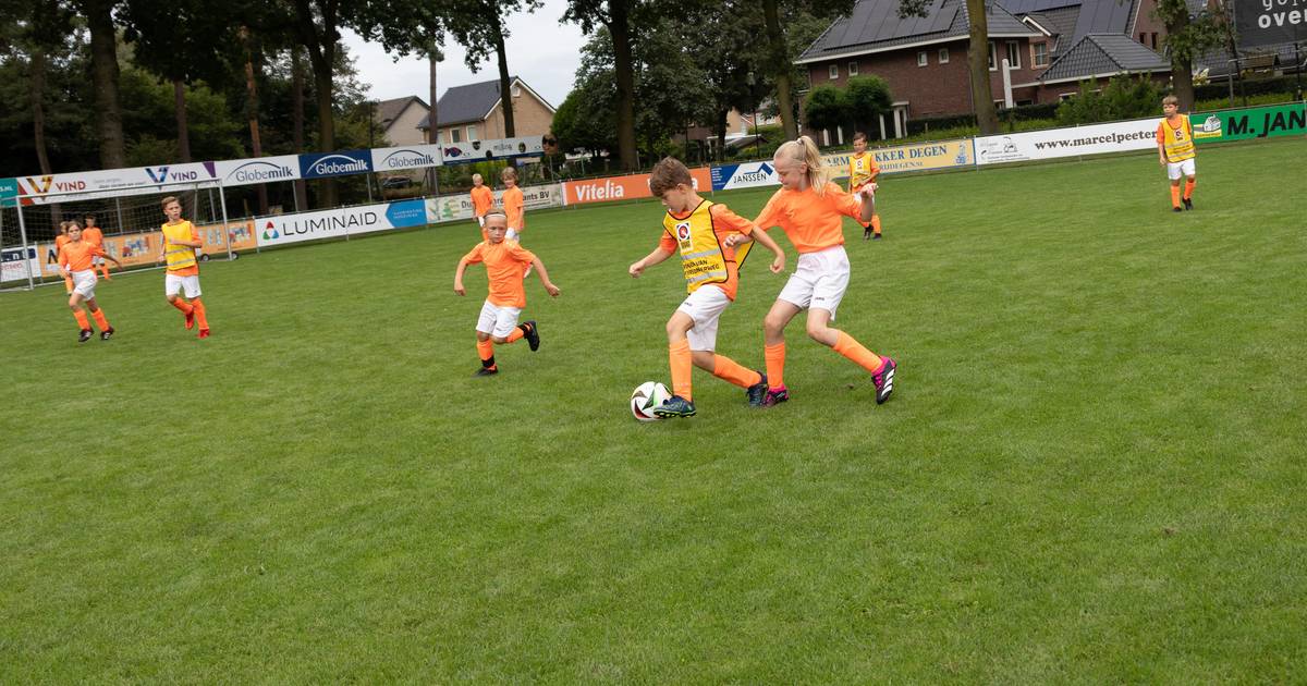 Voetbaldagen en kermis in Overloon