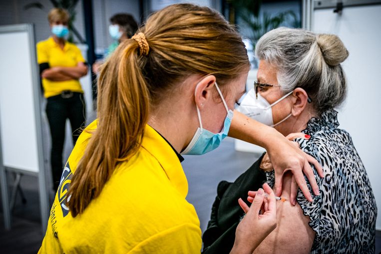 Vaccinexperts roepen op om haast te maken met de boosterprik voor ouderen en kwetsbaren.  Beeld Rob Engelaar